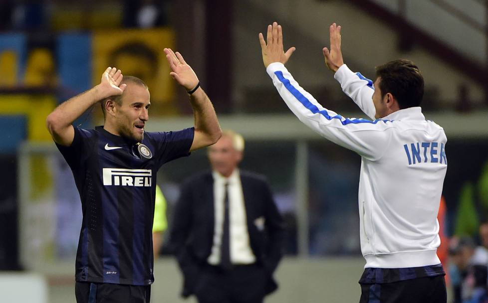 Anche Palacio festeggia il gol con Zanetti. Afp